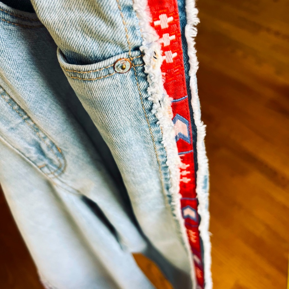 NWOT Anthro Pilcro The Vintage Straight Jeans 28 Aztec stripe light blue wash - Picture 6 of 6